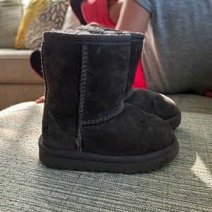 Size 6 toddler gray uggs
